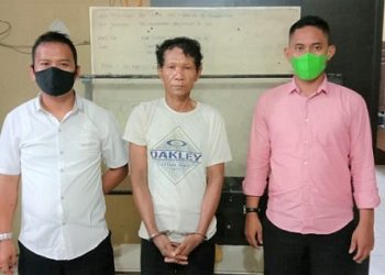 Pelaku Fa alias Uzi diapit Polisi