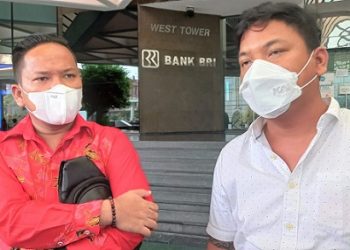 Dwi Ngai Sinaga SH MH didampingi Bennri Pakpahan SH dan sejumlah penasehat hukum memberikan keterangan kepada wartawan di West Tower Bank BRI Gedung Uniland Plaza,Medan.