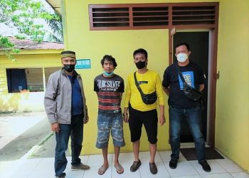 Pelaku AE alias Kombeng (pakai celana pendek) diapit Kanit Reskrim IPDA Rido Pakpahan 