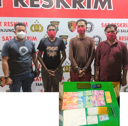 Kedua Pelaku DC alias Didik dan FR alias Fahmi beserta barang bukti diapit Polisi
