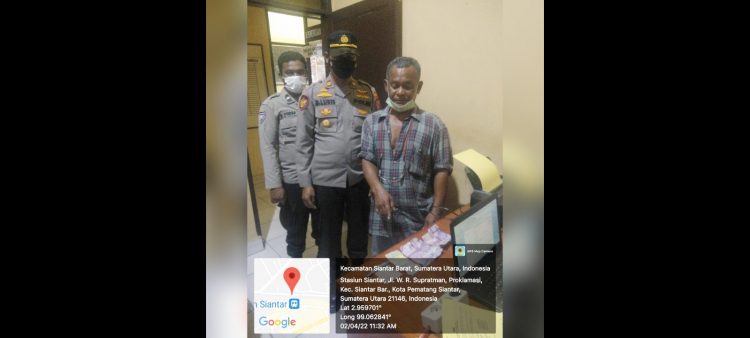 Pelaku RM alias Rajali dan barang bukti diapit Kapolsek Siantar Barat IPTU Ringgas Lubis