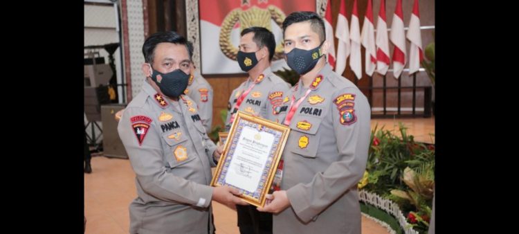 Kapolda Sumut Irjen Pol R.Z Panca Putra serahkan Penghargaan Kepada Kapolres Tapsel