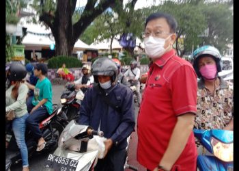 Hasyim SE Ketua DPC PDI-Perjuangan Medan dan kader partai saat turun ke jalan berbagi takjil. (Foto Romulo)