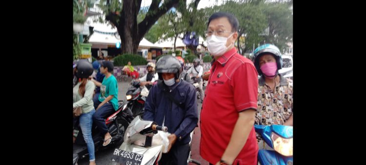 Hasyim SE Ketua DPC PDI-Perjuangan Medan dan kader partai saat turun ke jalan berbagi takjil. (Foto Romulo)