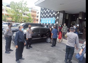 Kapolsek Medan Baru Kompol Teuku Fathir Mustafa bersama personilnya disalah satu gereja.(Foto Ist)