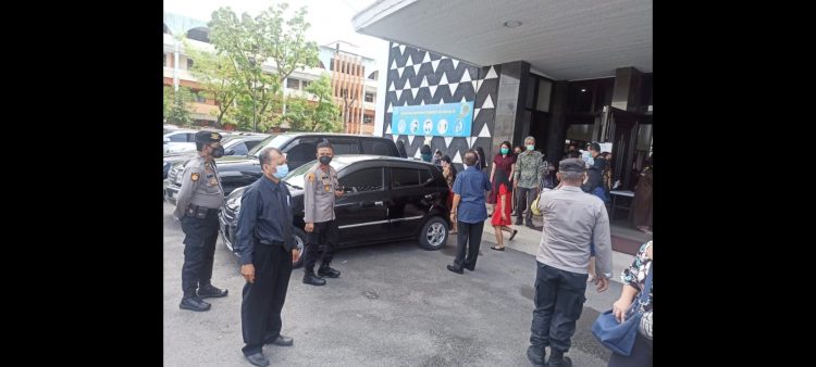 Kapolsek Medan Baru Kompol Teuku Fathir Mustafa bersama personilnya disalah satu gereja.(Foto Ist)
