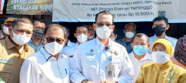 Direktur Jenderal PSP Kementan Ali Jamil beserta jajaran dari Pemprovsu dan Pemkot Medan serta Suwarno Dirut PUD Pasar di Pasar Sei Sikambing. (Foto Romulo Sinaga)