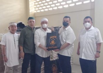 Ketua PWI Sumut, Farianda Putra Sinik di dampingi Wakil Ketua Bidang Organisasi Rifki Warisan dan Sekretaris SR. Hamonangan Panggabean saat menerima paket Idul Fitri 1443 H. (Foto Ist)