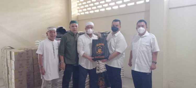Ketua PWI Sumut, Farianda Putra Sinik di dampingi Wakil Ketua Bidang Organisasi Rifki Warisan dan Sekretaris SR. Hamonangan Panggabean saat menerima paket Idul Fitri 1443 H. (Foto Ist)