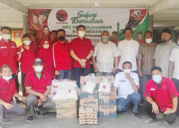 Hasyim, Ketua DPC PDI Perjuangan bersama pengurus saat menyerahkan bantuan. (Foto Ist)