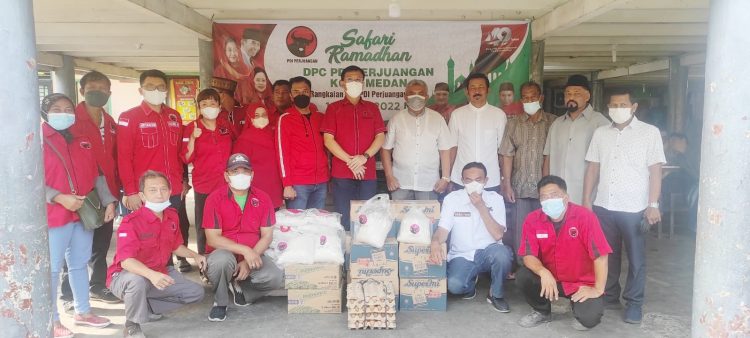 Hasyim, Ketua DPC PDI Perjuangan bersama pengurus saat menyerahkan bantuan. (Foto Ist)