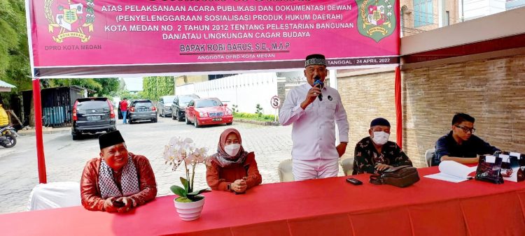 Robi Barus saat menggelar sosialisasi produk hukum daerah Kota Medan ke IV Tahun 2022 , No 12 Tahun 2012 tentang Pelestarian Bangunan dan Lingkungan Cagar Budaya. (Foto Romulo Sinaga)