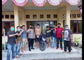 Kapolsek Siantar Martoba AKP Manaek S Ritonga bersama Kanit Reskrim Aipda Gixson Rumapea mengapit pelaku curanmor Yudha Pratama Ritonga alias Yudha dan pencurian Toko Alfamart Herman Sitanggang
