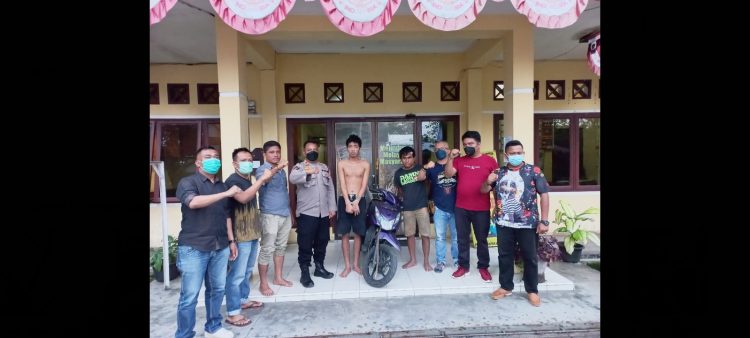 Kapolsek Siantar Martoba AKP Manaek S Ritonga bersama Kanit Reskrim Aipda Gixson Rumapea mengapit pelaku curanmor Yudha Pratama Ritonga alias Yudha dan pencurian Toko Alfamart Herman Sitanggang