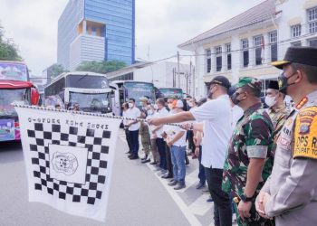 Bobby Nasution bersama Forkopimda Kota Medan saat melepas warga mudik gratis. (photo Ist) 