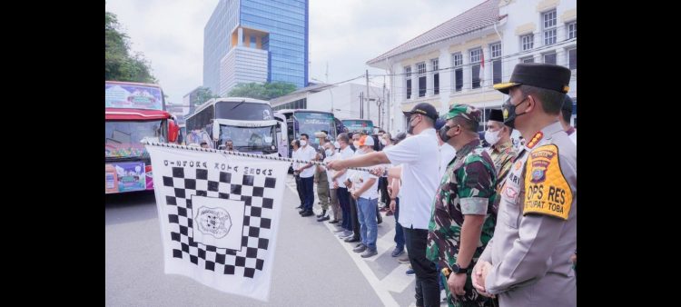 Bobby Nasution bersama Forkopimda Kota Medan saat melepas warga mudik gratis. (photo Ist) 