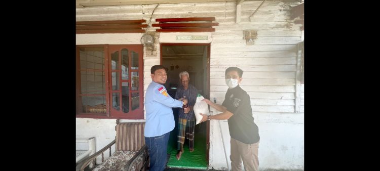 Dwi Ngai Sinaga, Direktur LBH IPK Sumut bersama tim saat menyerahkan bantuan kepada warga. (Foto Romulo Sinaga)