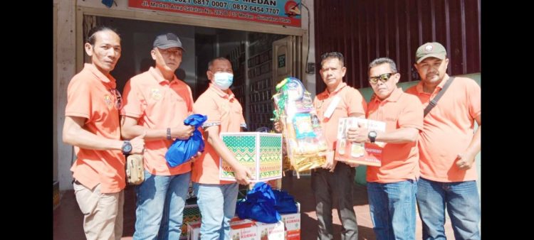 Jajaran pengurus Pewarta Polrestabes Medan yang mendapatkan bingkisan lebaran berfoto bersama Ketua Pewarta Polrestabes Medan, Chairum Lubis.(Foto Ist)