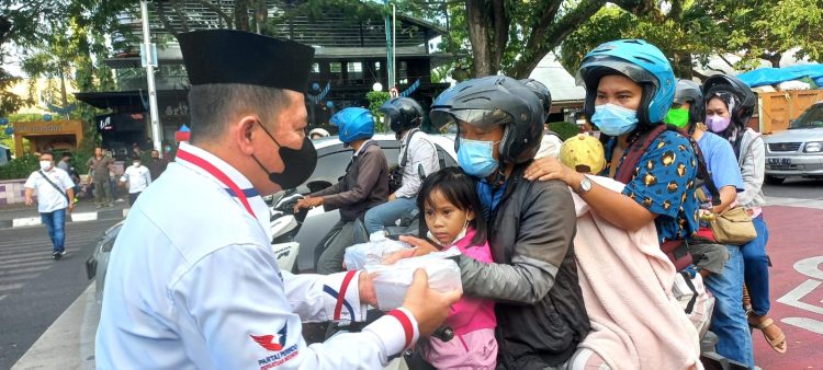 Ketua DPW Perindo Sumut, Rudi Zulham Hasibuan saat membagikan takjil kepada masyarakat. (Foto Romulo Sinaga)