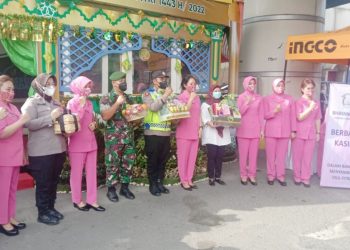 Ketua Bhayangkari Sumut Ny Rita Panca Simanjuntak kunjungi ke Pos Pam V Plaza Medan Fair (Foto Ist) 