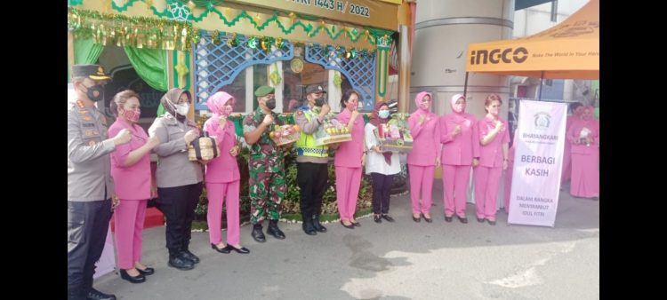 Ketua Bhayangkari Sumut Ny Rita Panca Simanjuntak kunjungi ke Pos Pam V Plaza Medan Fair (Foto Ist) 
