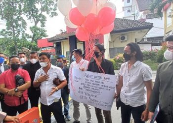 Dwi Ngai Sinaga SH MH dan sejumlah penasehat hukum lakukan aksi mengirimkan surat kepada Tuhan di Poldasu. (Foto Romulo Sinaga)