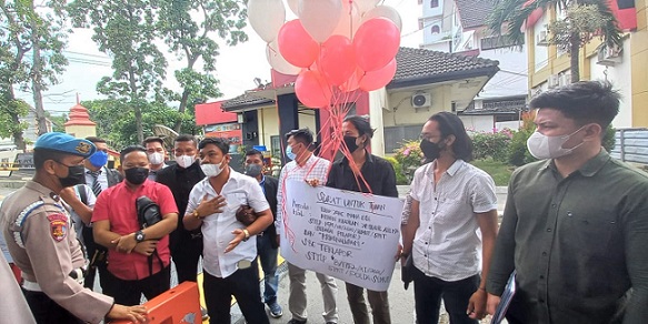 Dwi Ngai Sinaga SH MH dan sejumlah penasehat hukum lakukan aksi mengirimkan surat kepada Tuhan di Poldasu. (Foto Romulo Sinaga)