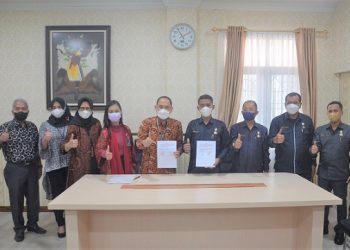 Dirut PUD Pasar Medan Suwarno beserta jajarannya dan  Carly Tambunan selaku Branch Manager BTN KC Medan saat tandatangani nota kesepahaman. (Foto : Romulo)