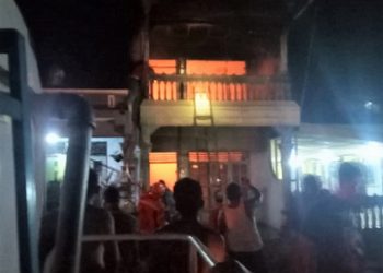 Petugas Damkar saat berusaha memadamkan kobaran api