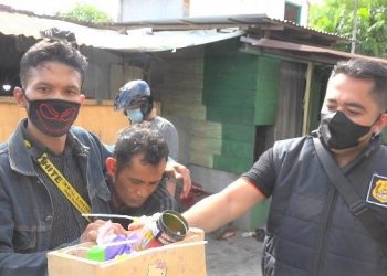 Polisi dari Polsek Medan Timur melakukan Grebek Kampung Narkoba yang berhasil mengamankan pelaku. (Foto Ist)