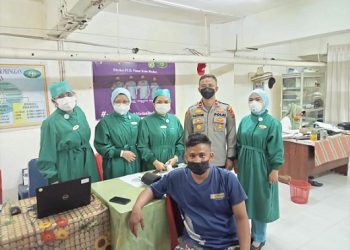 Kapolsek Medan Baru, Kompol Teuku Fathir Mustafa bersama para tenaga kesehatan saat pelaksanaan vaksinasi. (Foto Ist)