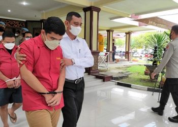 Dewa Perangin-angin anak Bupati Langkat non aktif Terbit Rencana Perangin-angin saat digiring petugas. (Foto Ist)