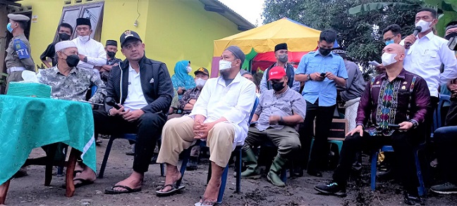 Walikota Medan, Bobby Nasution saat mendengar keluhan warga Kelurahan Lalang dalam program " Saling " (.Foto Romulo Sinaga)