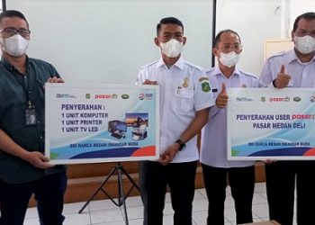Suwarno Dirut PUD Pasar Medan dan jajaran Direksi saat menerima bantuan dari pihak Bank BRI.Foto Romulo Sinaga