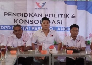 Ketua DPD  Partai Perindo Kabupaten Langkat, Lucky Saputra beserta pengurus melakukan konsolidasi untuk Pemilu 2024. (Foto Ist)