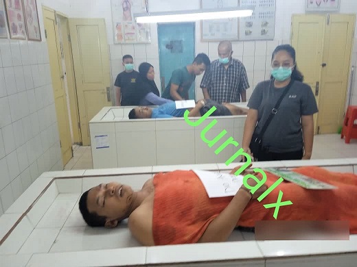 Jenajah Dio Dio Anugrah Tambunan dan Ahmad Khaliq Harahap saat divisum Tim Forenik Ruangan Jenajah RSUD dr Djasamen Saragih Kota Siantar