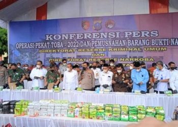 Kapolda Sumut Irjen Pol RZ Panca Putra Simanjuntak, Gubsu Edy Rahmayadi, Pangdam I/BB Mayjen TNI Achmad Daniel Chardin dan sejumlah pejabat Forkopimda Sumut saat memberikan keterangan kepada wartawan dalam pemusnahan barang bukti narkoba. (Foto Ist)
