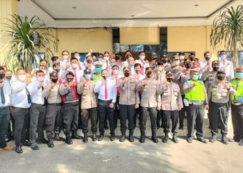 Kapolrestabes Medan Kombes Pol Valentino Alfa Tatareda berfoto bersama dengan jajaran personil Polsek Sunggal. (Foto Ist)