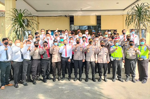 Kapolrestabes Medan Kombes Pol Valentino Alfa Tatareda berfoto bersama dengan jajaran personil Polsek Sunggal. (Foto Ist)