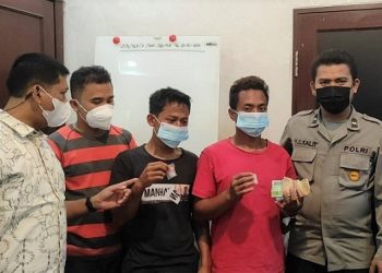 Kedua Pelaku, Zeni Prabowo dan M. Rahazi serta barang bukti diapit polisi Polsek Delitua