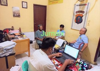 Kanit Reskrim Aipda Gixson Rumapea menginterogasi kedua pelaku, Suroso alias Wage dan Rizky Rahmadiansyah