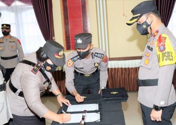 Kapolsek Siantar Utara IPTU Herli Damanik SH menandatangani Berita Acara Sertijab dihadapan Wakapolres Siantar Kompol Ismawansa SIK, MH
