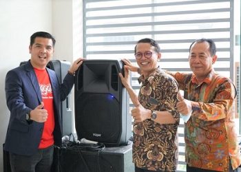 Bane Raja Manalu saat menyerahkan bantuan soundsystem kepada Rektor UHKBPNP Prof.Dr.Sanggam Siahaan,M.Hum didampingi Sekretaris Yayasan UHN, Dr.Hilman Pardede