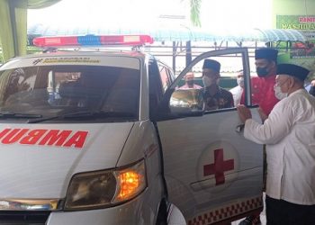 Bobby Nasution Walikota Medan dan Suwarno Dirut PUD Pasar saat menyerahkan satu unit ambulance kepada BKM Ar Raudhah. (Foto : Romulo Sinaga)