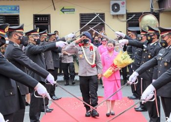 AKBP Boy Sutan Binanga Siregar dan isteri saat melewati Tradisi Pedang Pora untuk meninggalkan Mako Polres Siantar