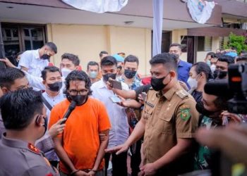 Riza Putra warga Takengon tertunduk lesu dihadapan Bobby Nasution dan Kapoldasu. (Foto Ist)