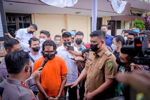 Riza Putra warga Takengon tertunduk lesu dihadapan Bobby Nasution dan Kapoldasu. (Foto Ist)