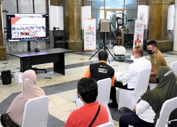 Gubernur Sumut Edy Rahmayadi dan Wali Kota Medan, Bobby Nasution saat hadir penyerahan BLT Minyak Goreng. (Foto Ist)