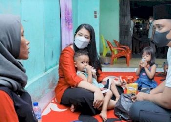 Bobby Nasution, Wali Kota Medan dan Kahiyang Ayu saat mengunjungi keluarga almarhum Retno Suwito