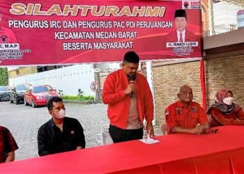 Bobby Nasution dan Robi Barus, Ketua IRC saat berdialog mendengarkan keluhan warga.